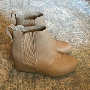Athlefit wedge booties size 9.5